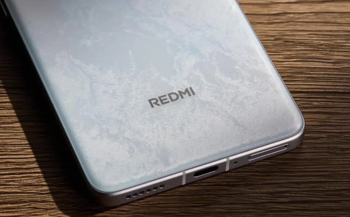 redmi-turbo-4-pro-smartfonu-7000-mah-dan-daha-boyuk-hecmde-batareyani-elde-ede-biler